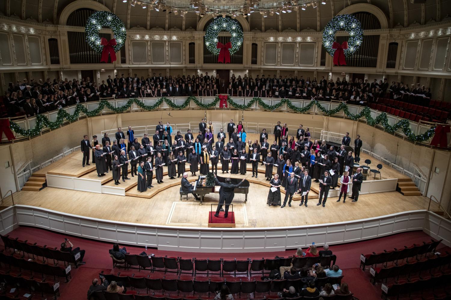 The <a href='http://m0wl.wasfahokhaltah.com'>全球十大赌钱排行app</a> Choir performs in the Chicago Symphony Hall.